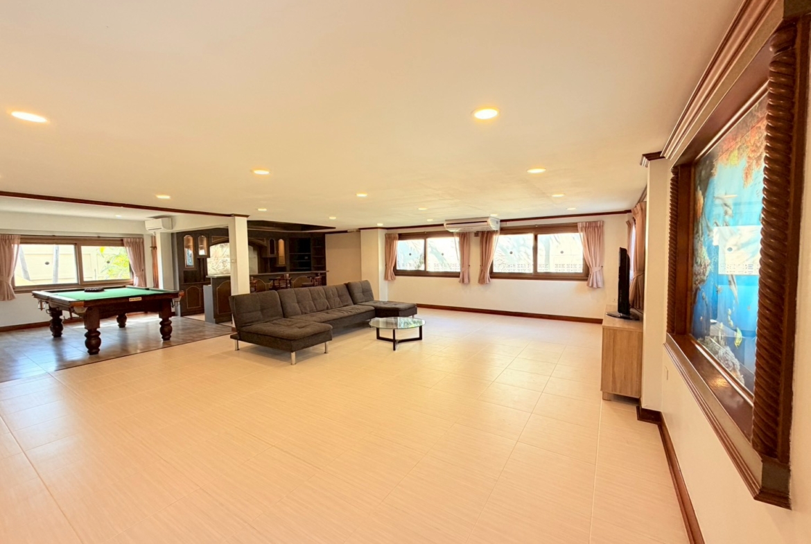 Two-storey pool villa on 1 rai land with saltwater swimming pool and large garden in Hua Hin