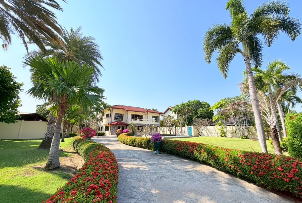 Two-storey pool villa on 1 rai land with saltwater swimming pool and large garden in Hua Hin